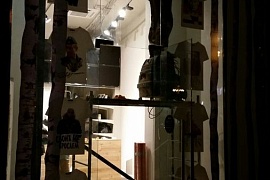 Оформление витрины магазины одежды Konasov